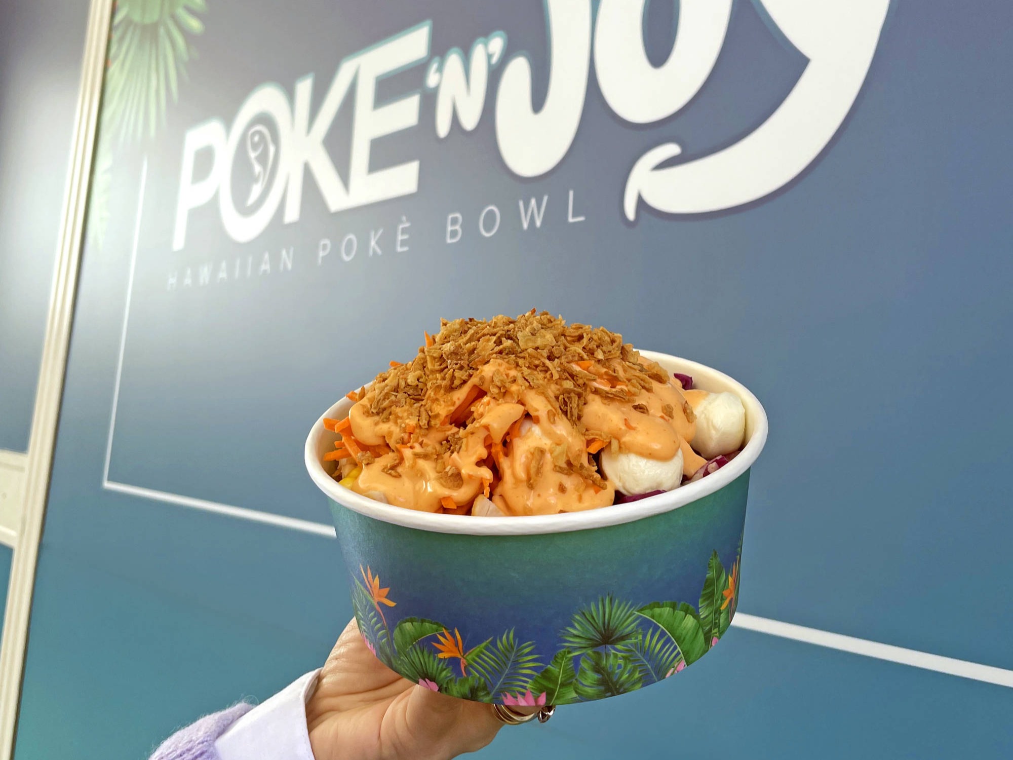 Leader nel settore delle pokebowl hawaiiane, Poke'n'Joy ti propone un'esplosione di sapori freschi e autentici, preparati con ingredienti di altissima qualità ogni giorno.